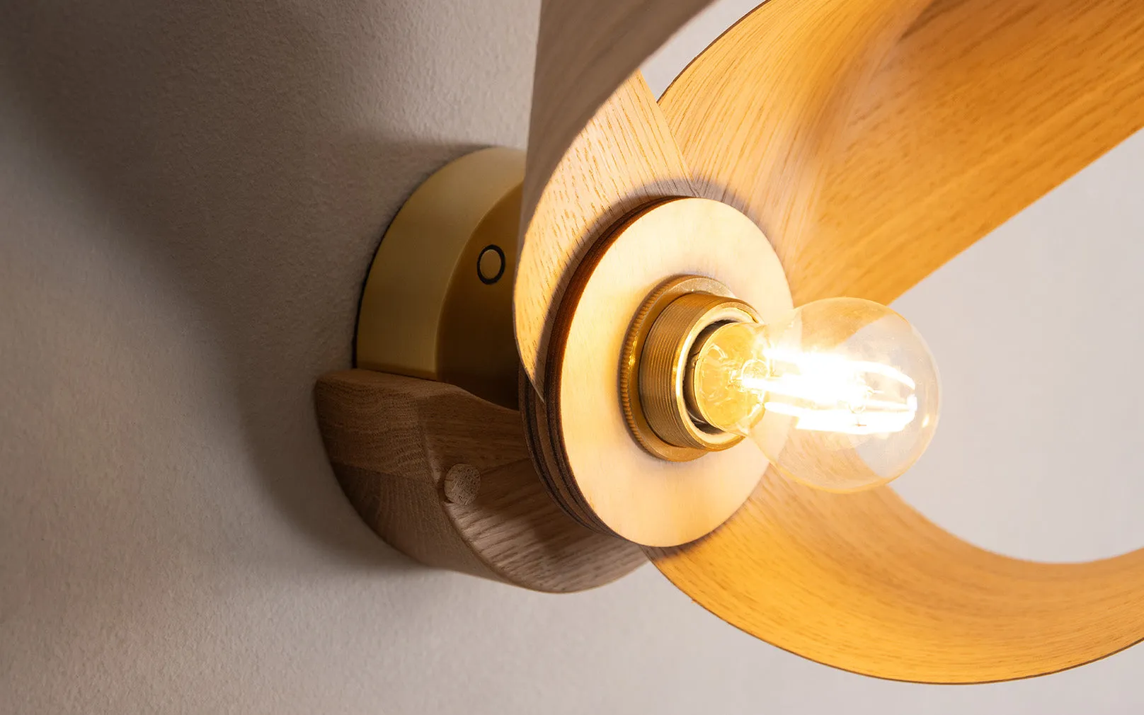 Verso Wireless Wall Light